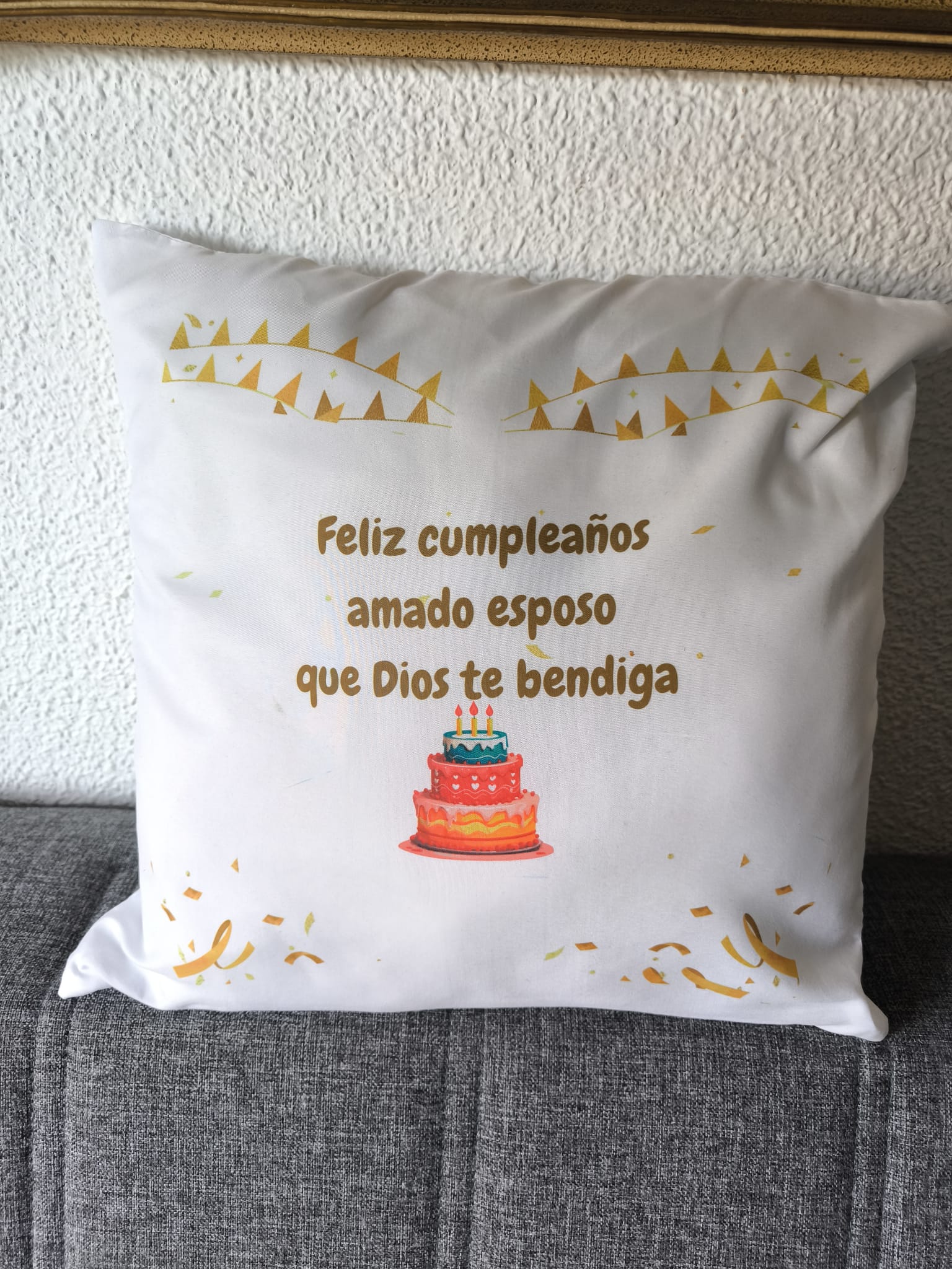 Cojín personalizado con mensaje de feliz cumpleaños y diseño de tarta - regalo para esposo
